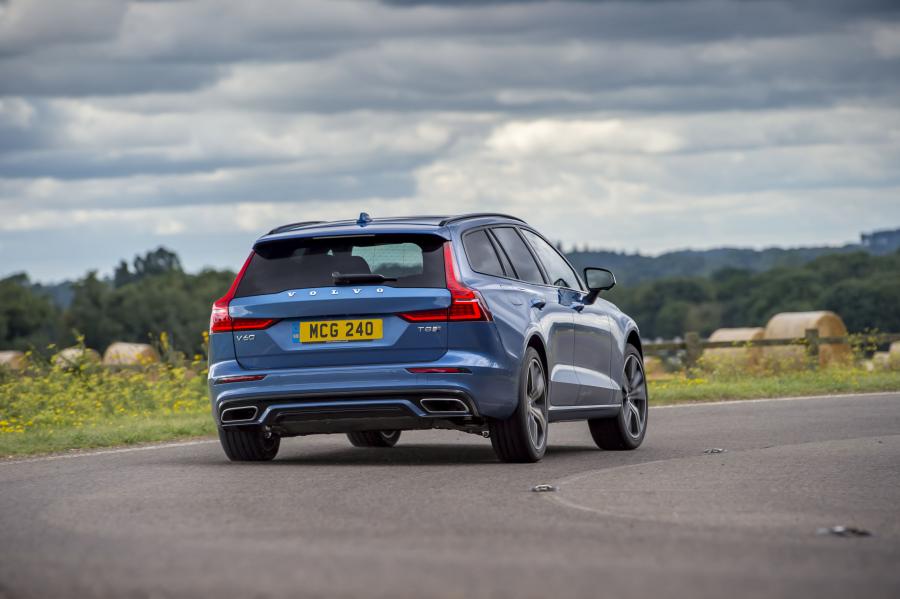  Volvo V60 T8 R-Design 2019 года  (UK) (фото 31 из 32)